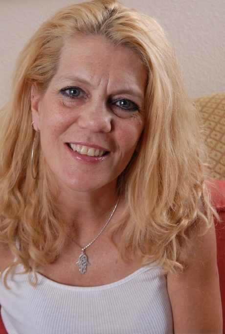 Slutty mature blonde Lori shows us her pretty young-looking body 41282129